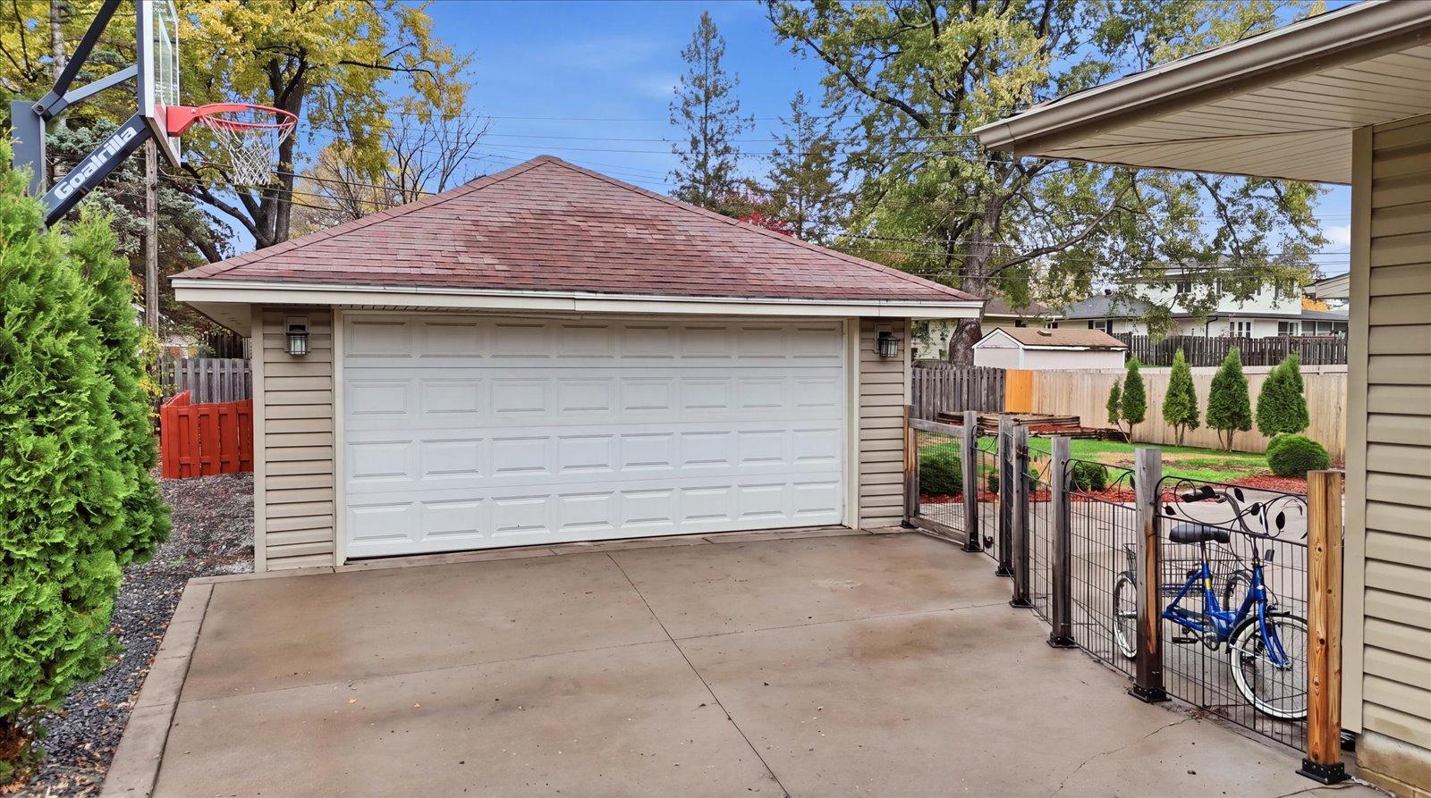 8900 60 1/2 Avenue N