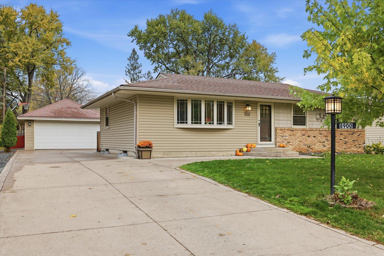 8900 60 1/2 Avenue N