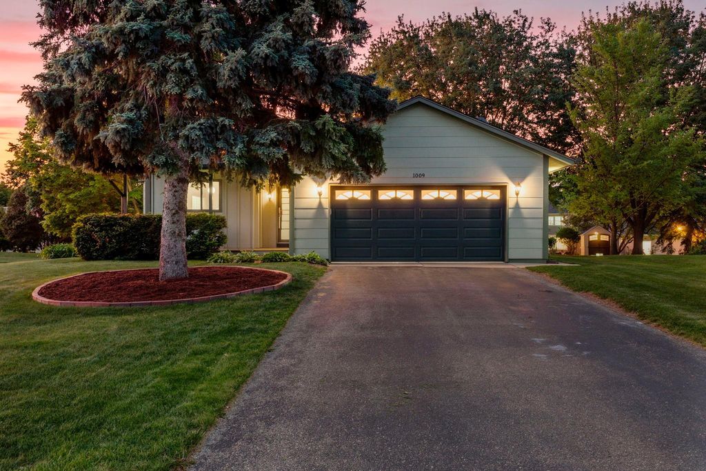 Photo of 1009 Gramsey Place, Burnsville, MN 55306 (MLS # 7062967)
