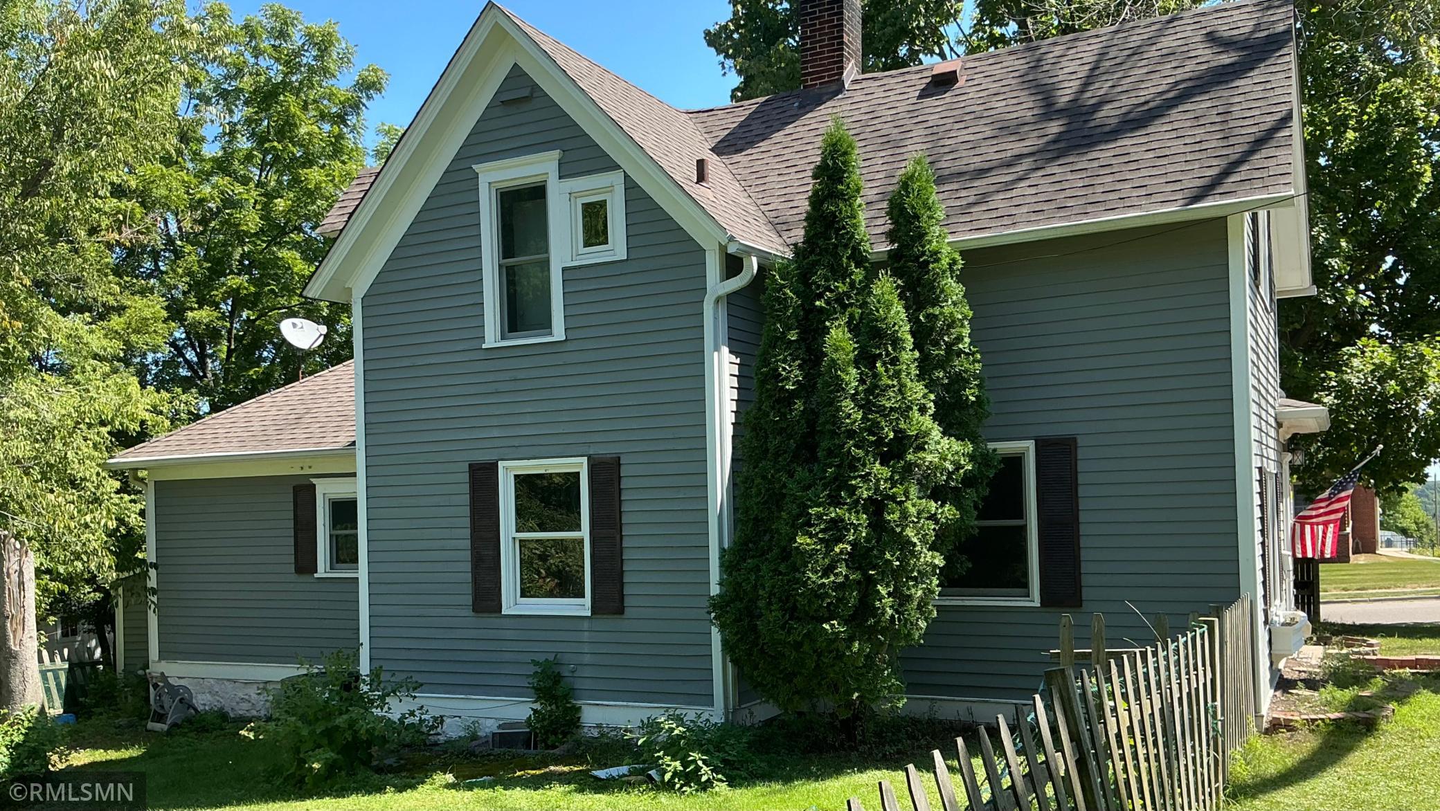 704 Mulberry Street W