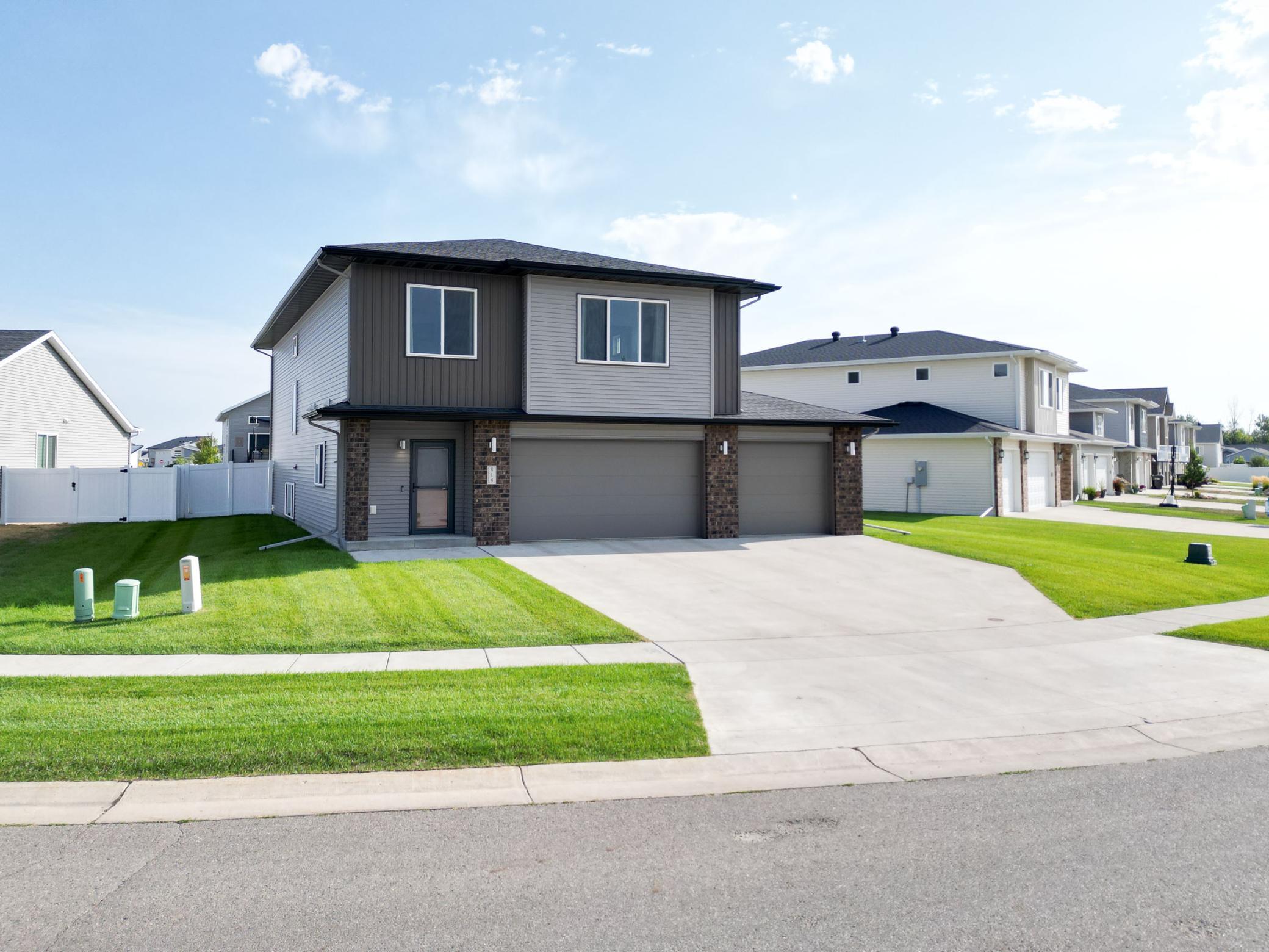 818 ALBERT Drive W