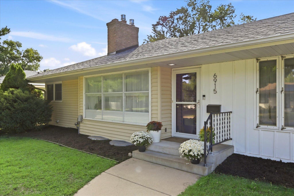 Photo of 6915 W 23rd Street, Saint Louis Park, MN 55426 (MLS # 7151093)