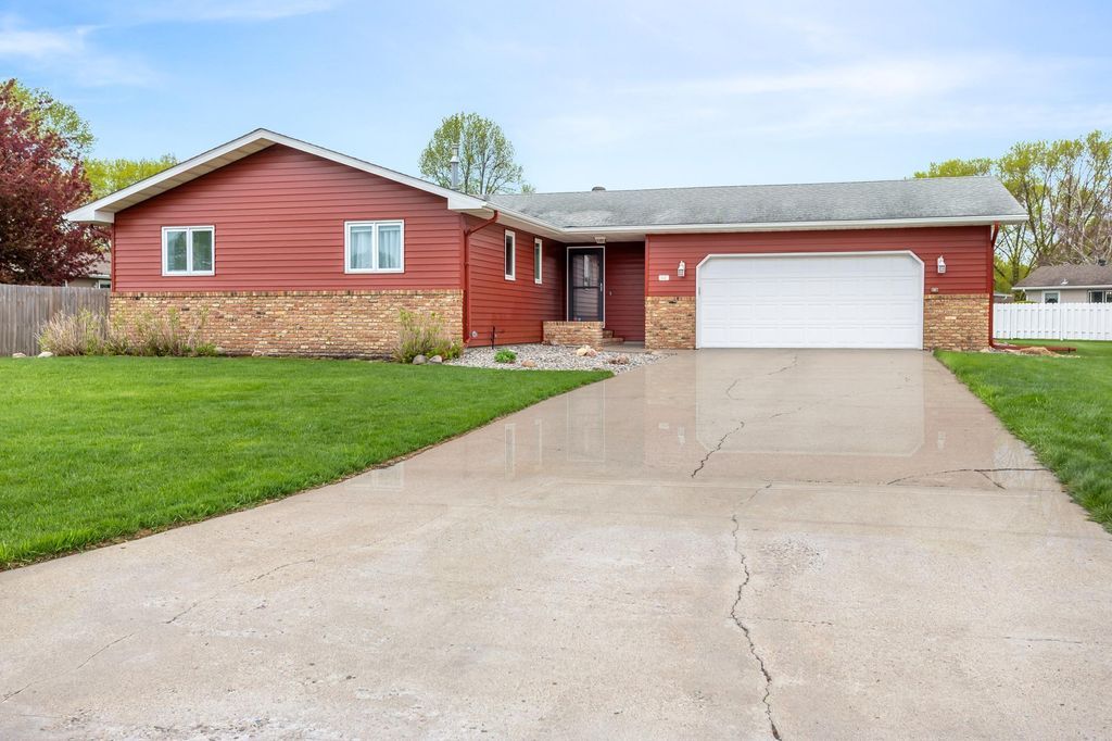 Photo of 1437 E Gateway Circle S, Fargo, ND 58103 (MLS # 7076267)