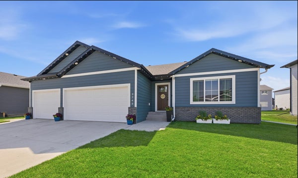 3745 MERRIFIELD DR S, FARGO, ND 58104 - Image 1d999fea28d3eb6d4fbbf3d9e864e64d/3199531480