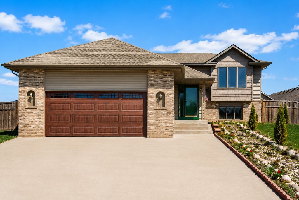 Photo of 2916 Frank Street, Maplewood, MN 55109 (MLS # 7081900)