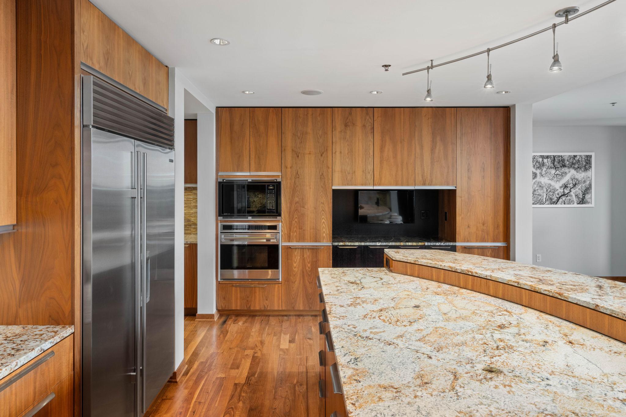 215 10th Avenue S 910