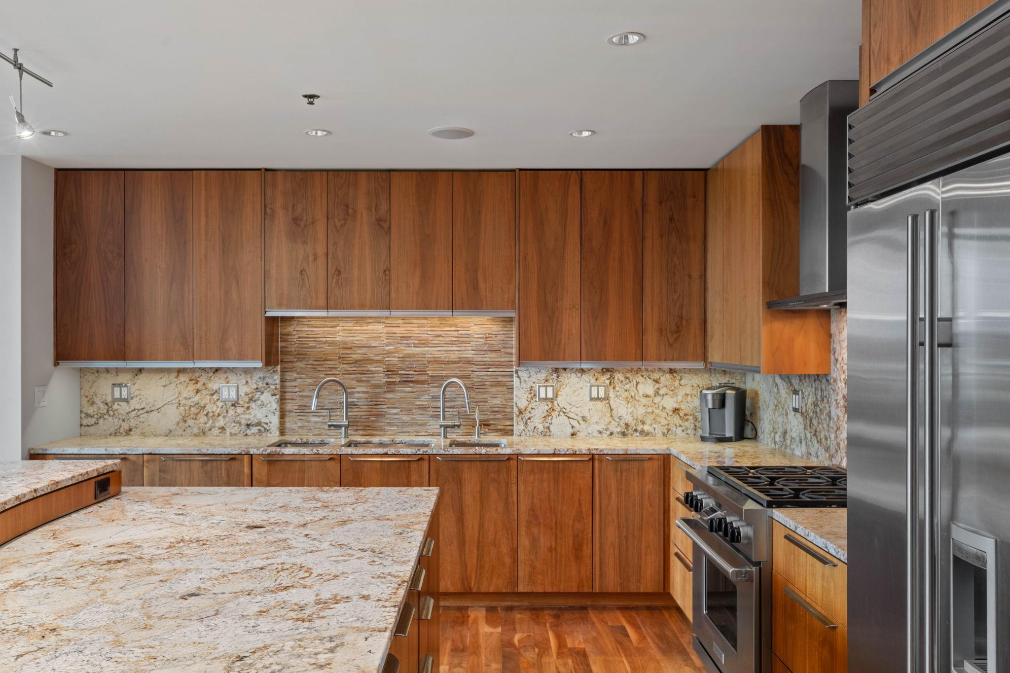 215 10th Avenue S 910