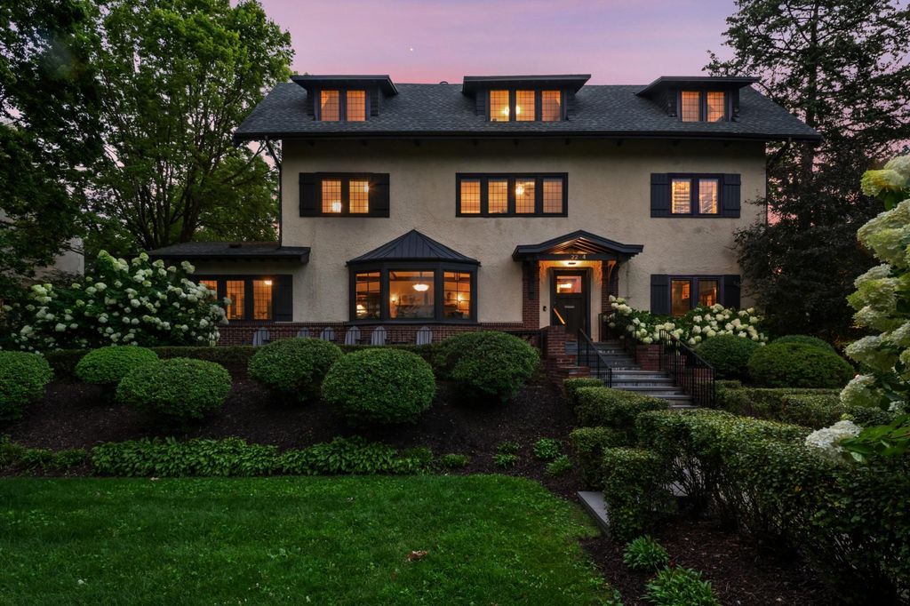 Photo of 2204 W Lake Of The Isles Parkway, Minneapolis, MN 55405 (MLS # 7061965)