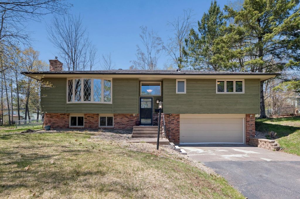Photo of 1501 Woodbury Lane, Duluth, MN 55803 (MLS # 7078969)