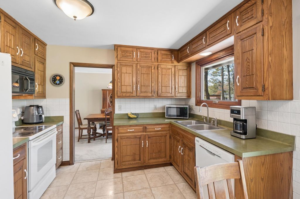 Photo of 1501 Woodbury Lane, Duluth, MN 55803 (MLS # 7078969)