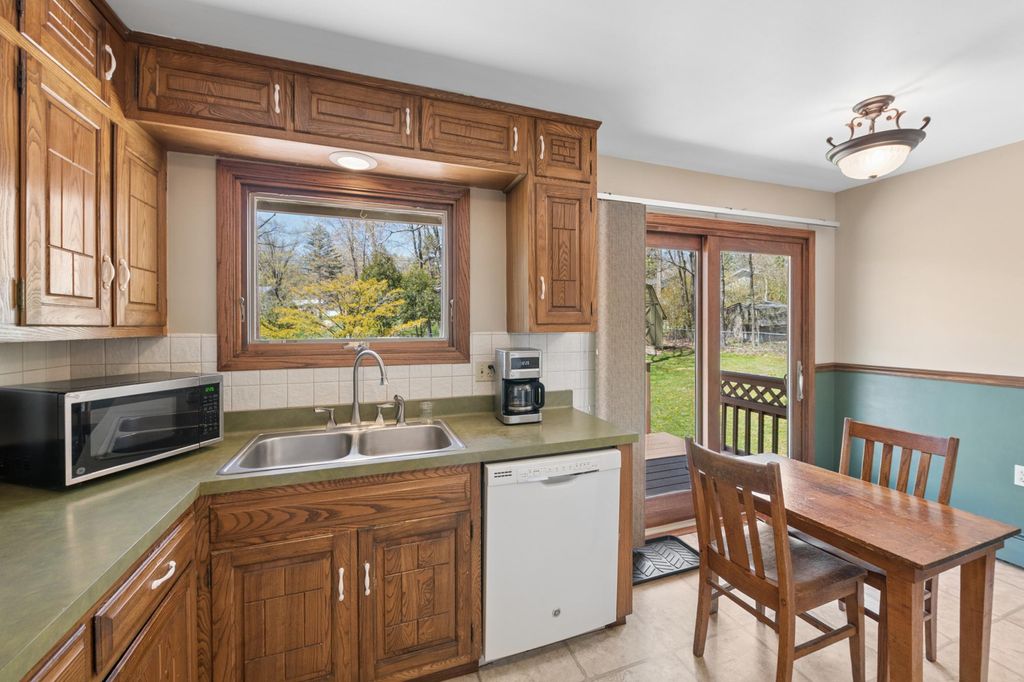 Photo of 1501 Woodbury Lane, Duluth, MN 55803 (MLS # 7078969)