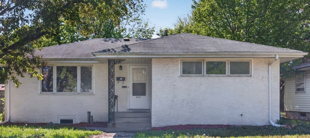 Photo of 4935 Russell Avenue N, Minneapolis, MN 55430 (MLS # 7109292)