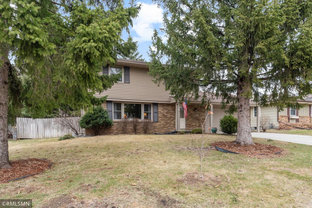 Photo of 2245 Maple Lane E, Maplewood, MN 55109 (MLS # 7040936)