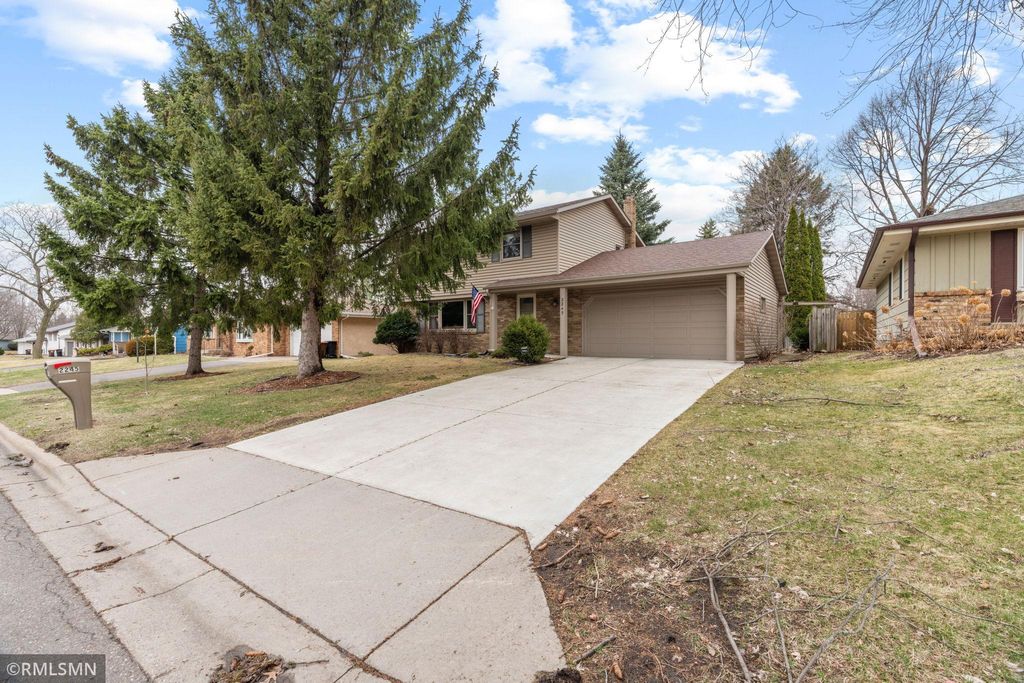 Photo of 2245 Maple Lane E, Maplewood, MN 55109 (MLS # 7040936)