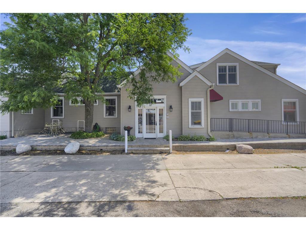 11 10th Avenue S