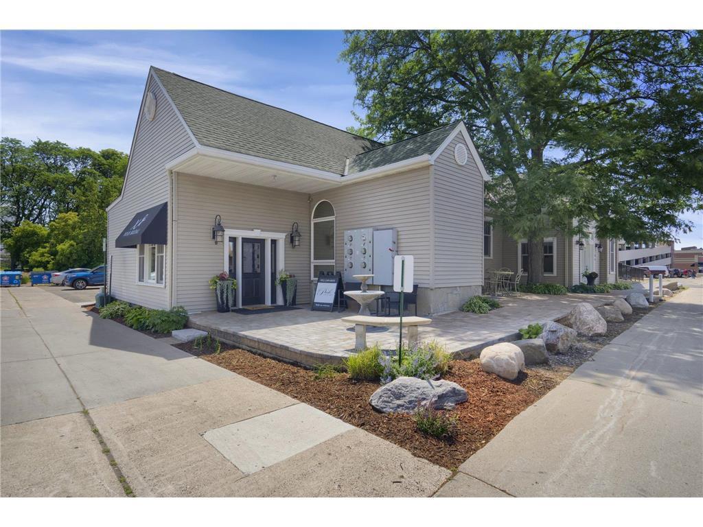 11 10th Avenue S