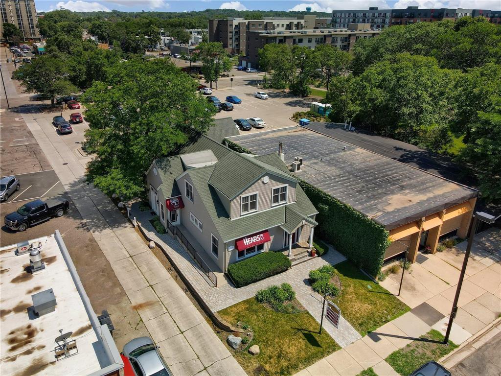 11 10th Avenue S