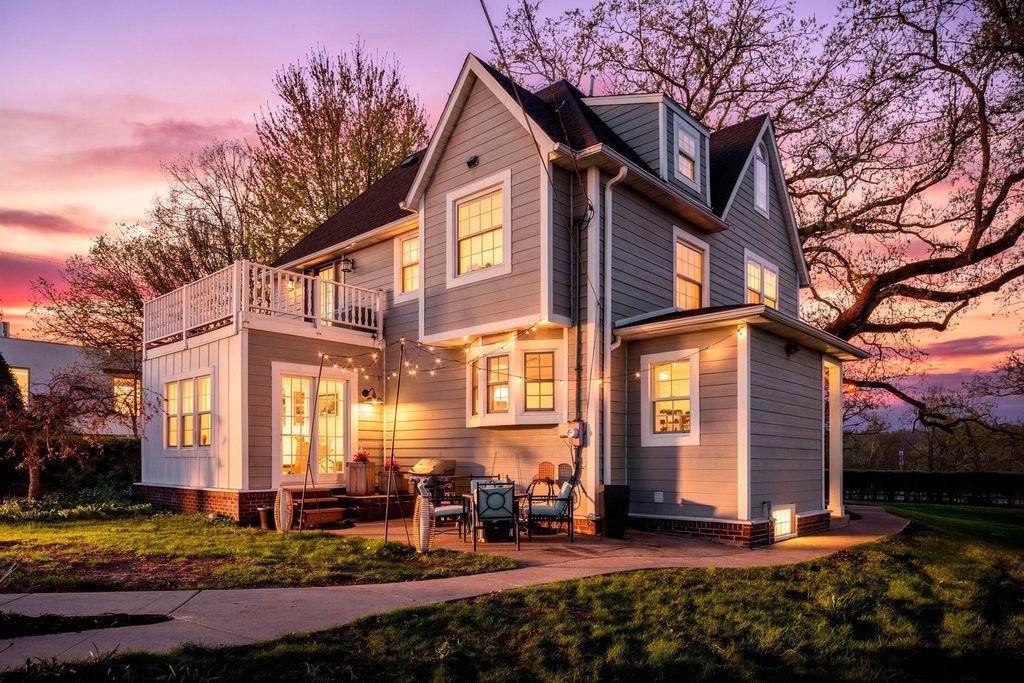 Photo of 1633 E River Parkway, Minneapolis, MN 55414 (MLS # 7064672)