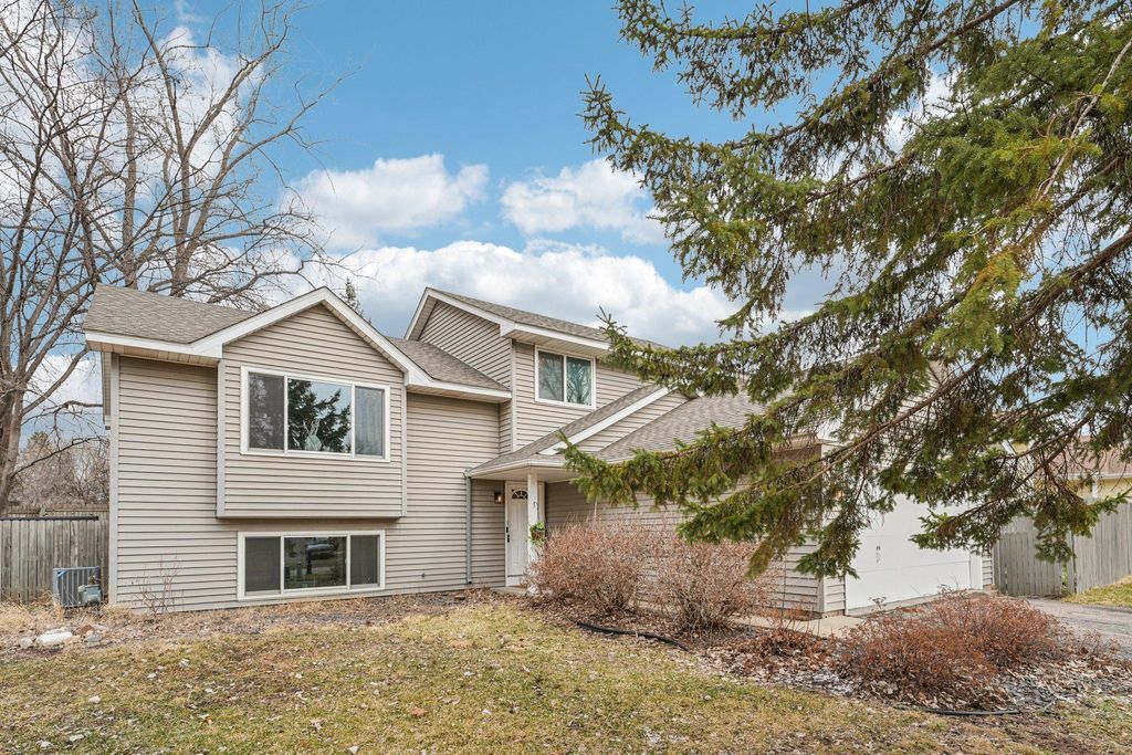 Photo of 1208 Parkwood Court, Burnsville, MN 55337 (MLS # 7037042)