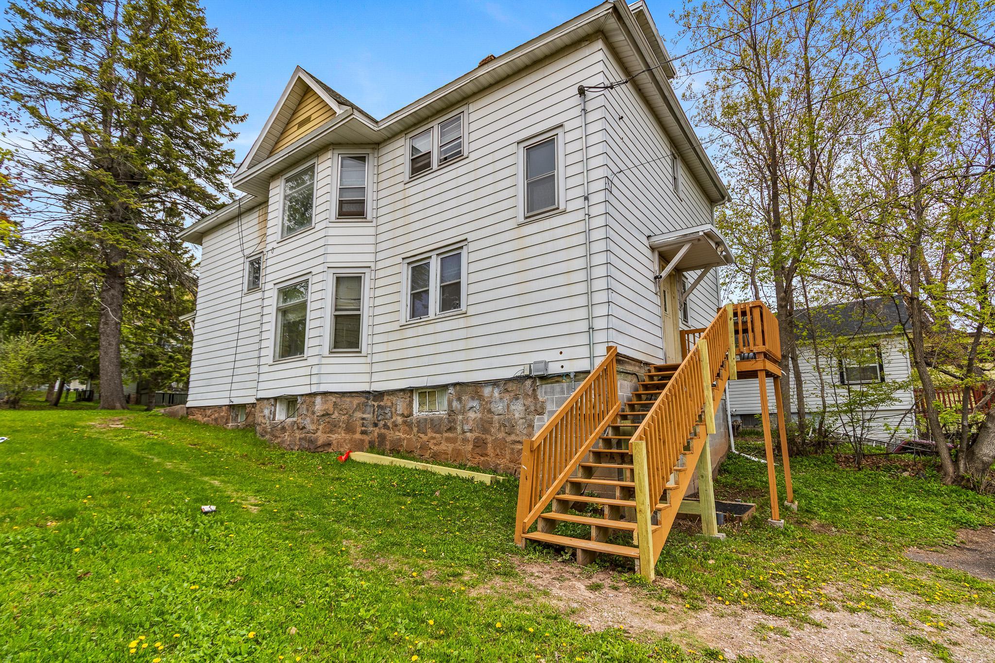 1122 E 5th Street
