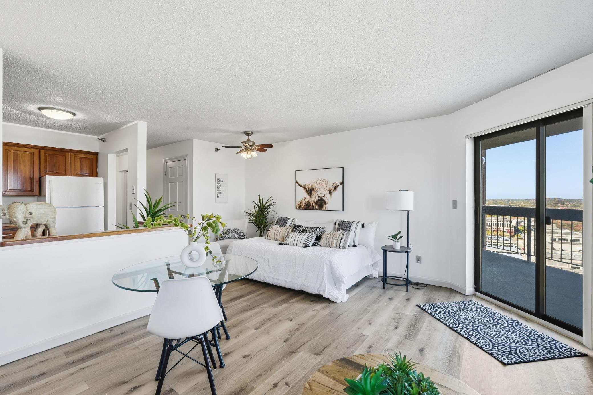 78 10th Street E 2807