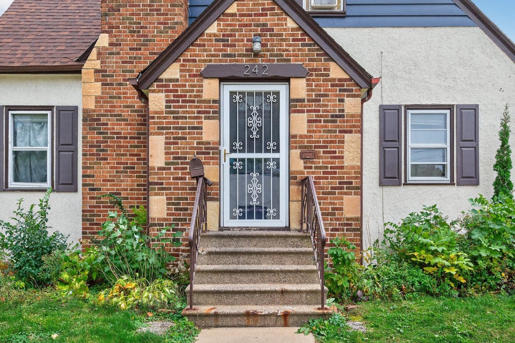 Photo of 242 Annapolis Street W, West Saint Paul, MN 55118 (MLS # 7143277)