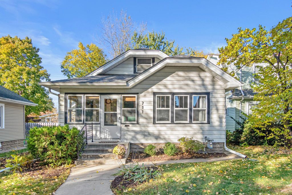 Photo of 711 Sherwood Avenue, Saint Paul, MN 55106 (MLS # 6823291)