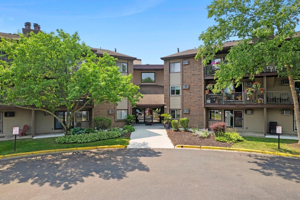 Photo of 3420 Golfview Drive #123, Eagan, MN 55123 (MLS # 7161759)