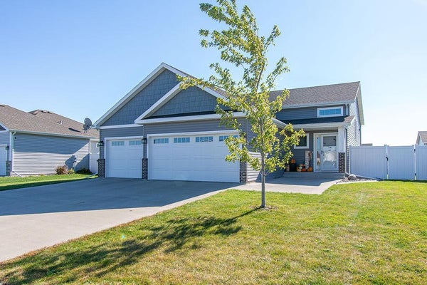 6059 AUTUMN DR S, FARGO, ND 58104 - Image 20554cf0fa24e12eef2cd3df9faf58ce/1459767386