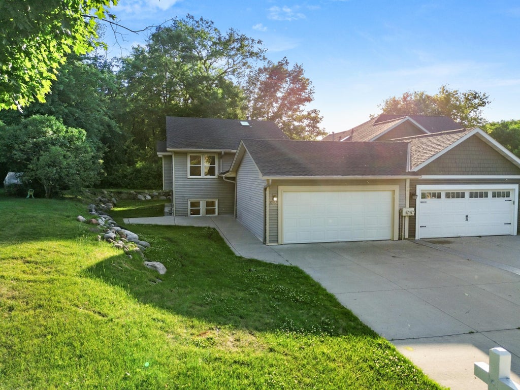 Photo of 10357 Upper 178th Street W, Lakeville, MN 55044 (MLS # 7092172)