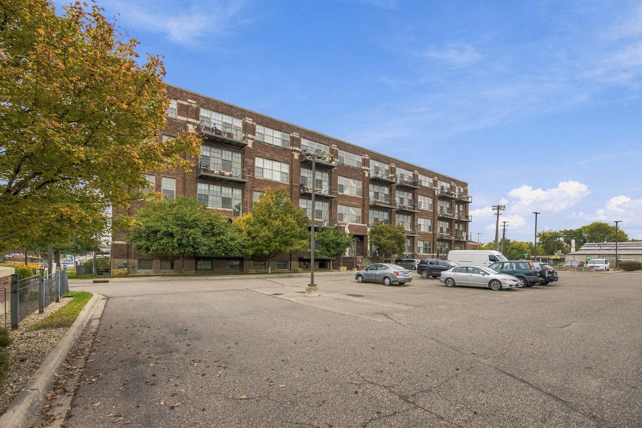 1901 E Hennepin Avenue 303