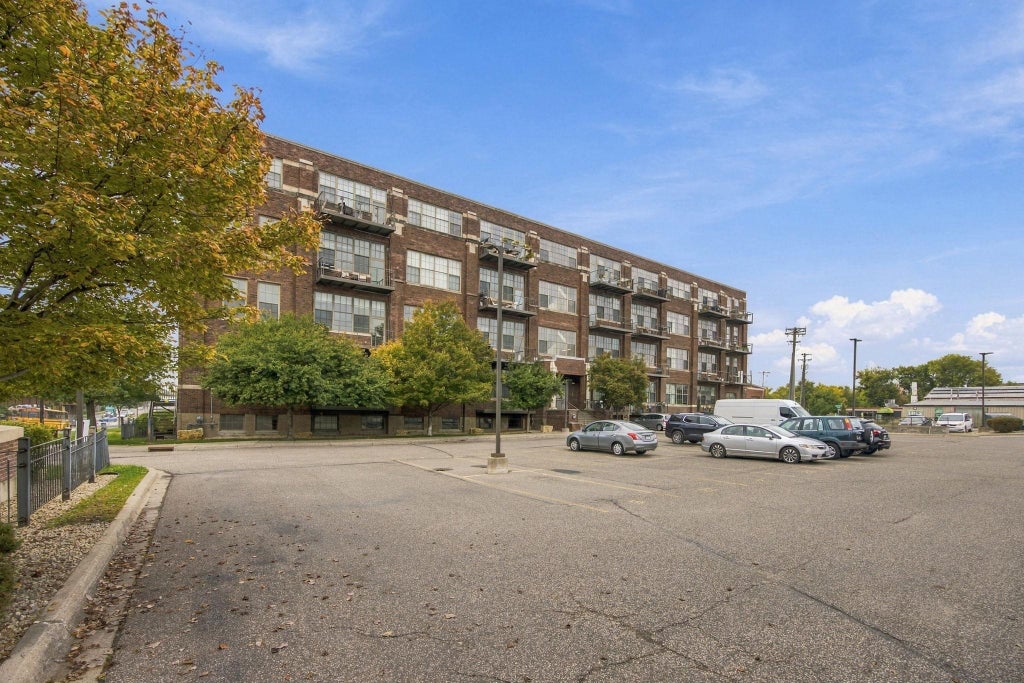 Photo of 1901 E Hennepin Avenue #303, Minneapolis, MN 55413 (MLS # 7150949)