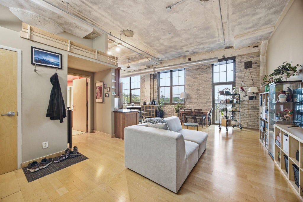 Photo of 1901 E Hennepin Avenue #303, Minneapolis, MN 55413 (MLS # 7150949)