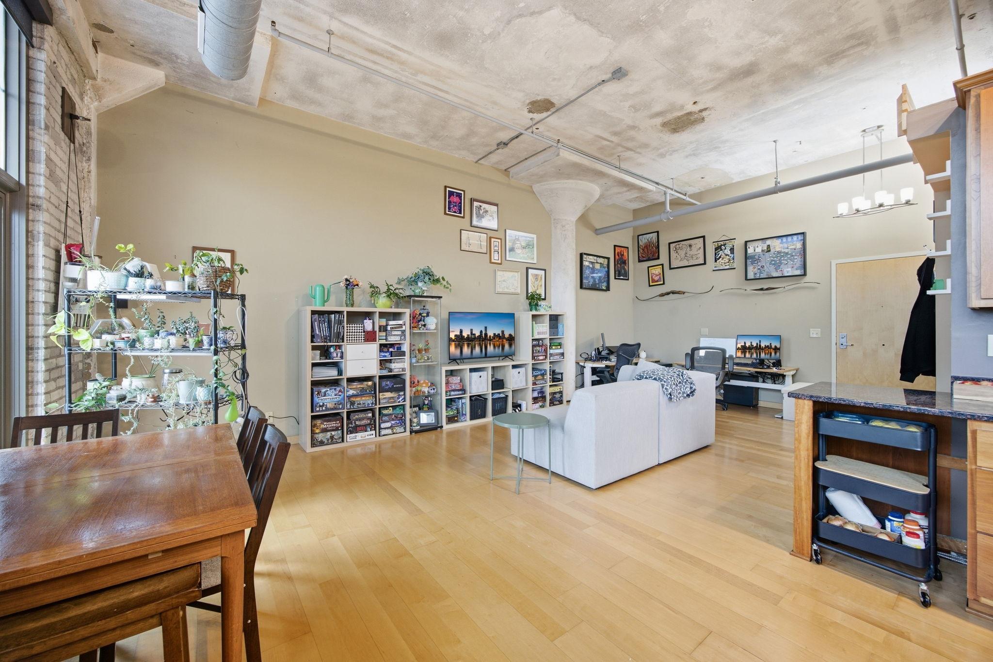 1901 E Hennepin Avenue 303