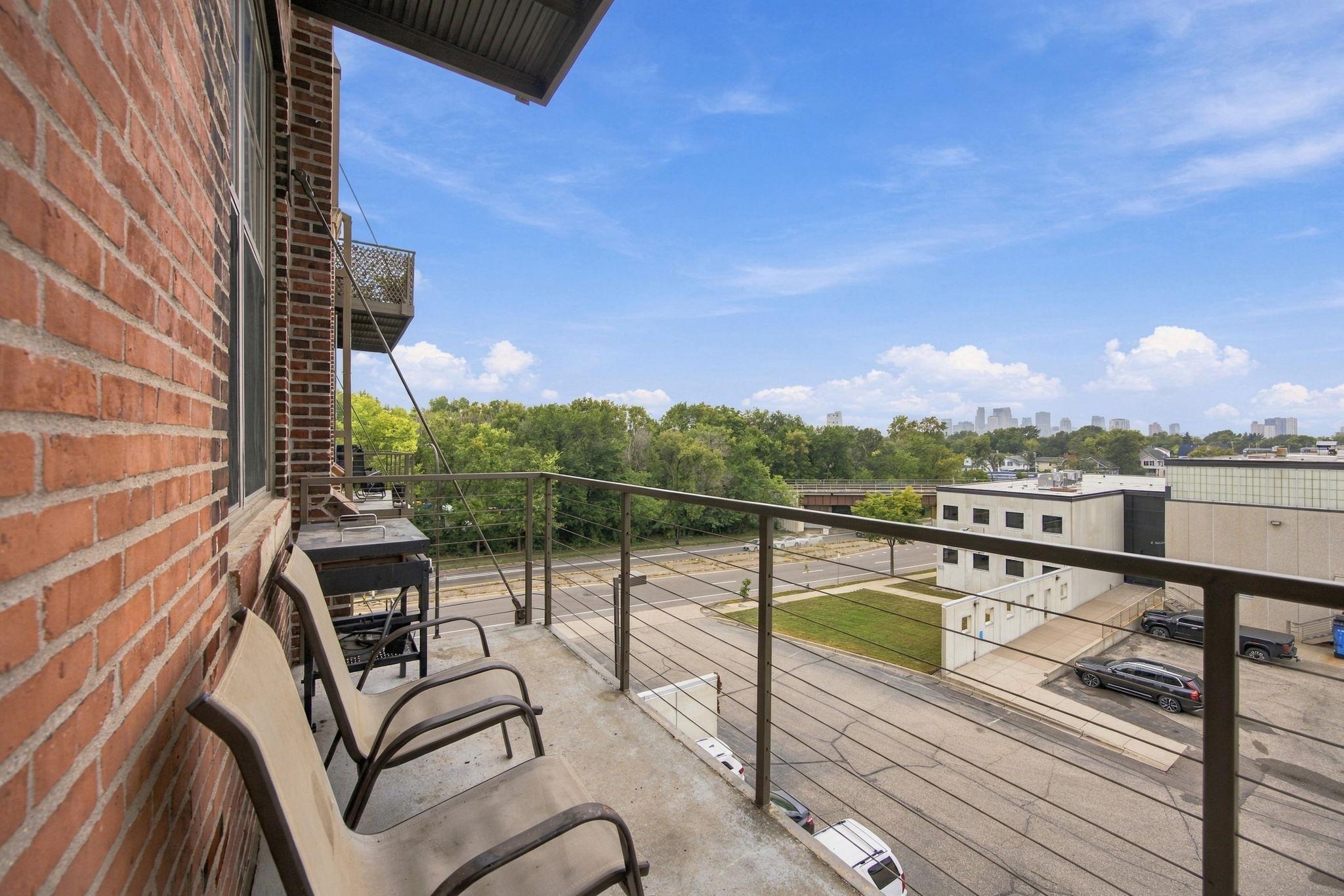1901 E Hennepin Avenue 303