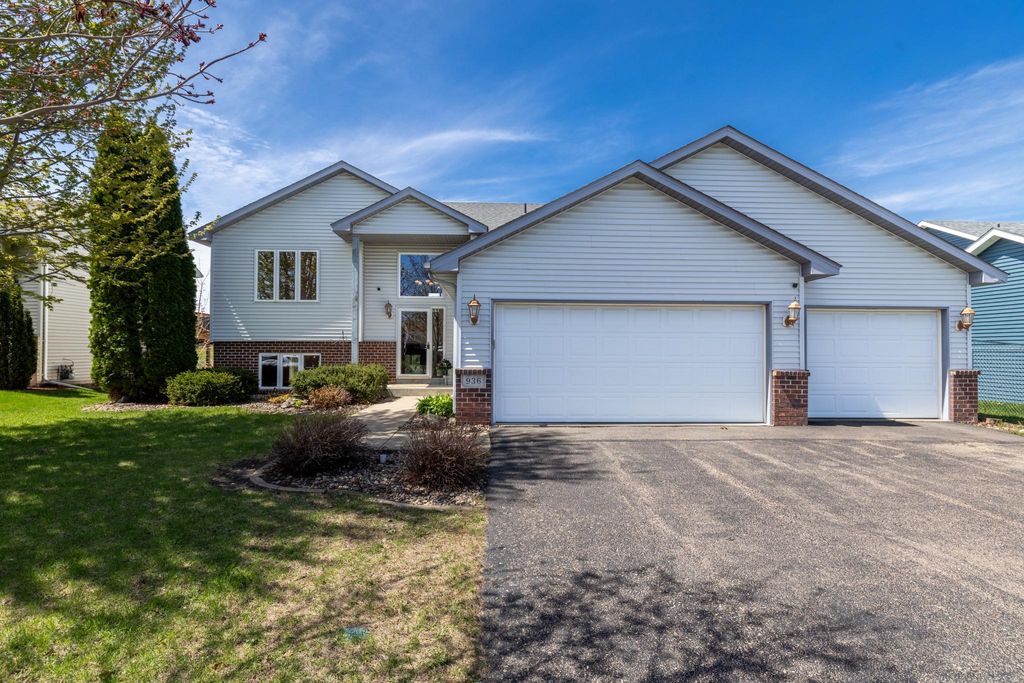 Photo of 936 S Chestnut Street, Belle Plaine, MN 56011 (MLS # 7044703)