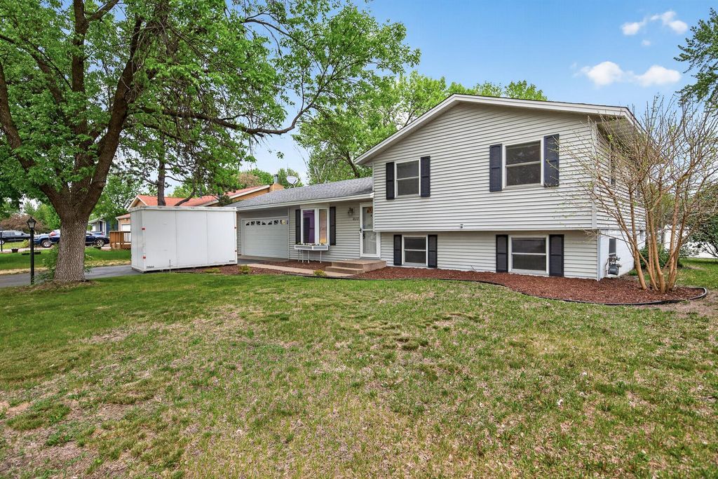 Photo of 8110 France Avenue N, Brooklyn Park, MN 55443 (MLS # 7070543)
