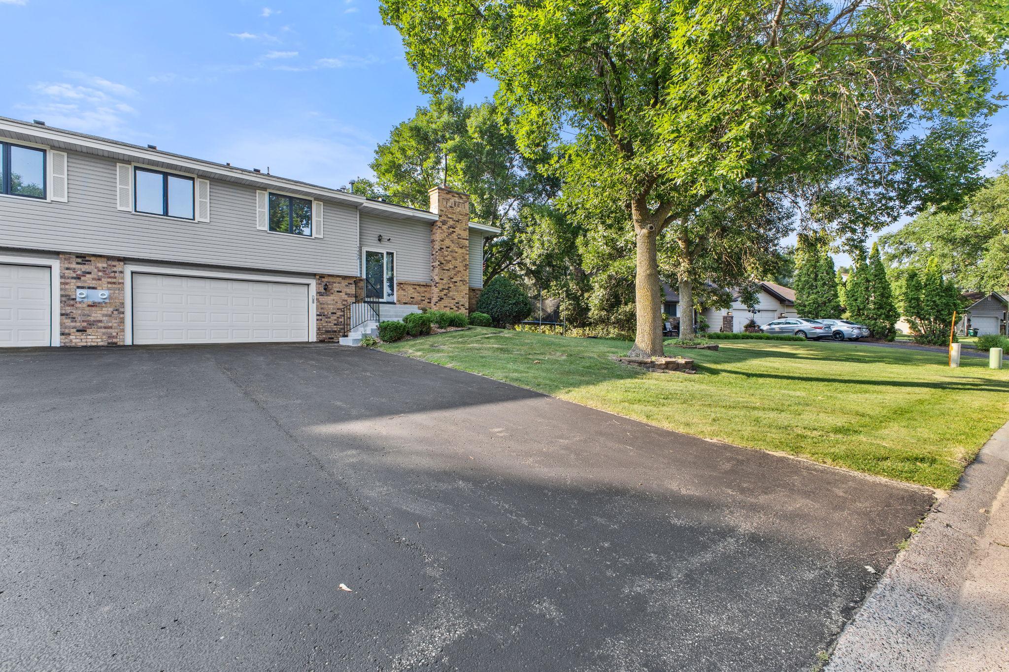 5662 Royal Oaks Drive