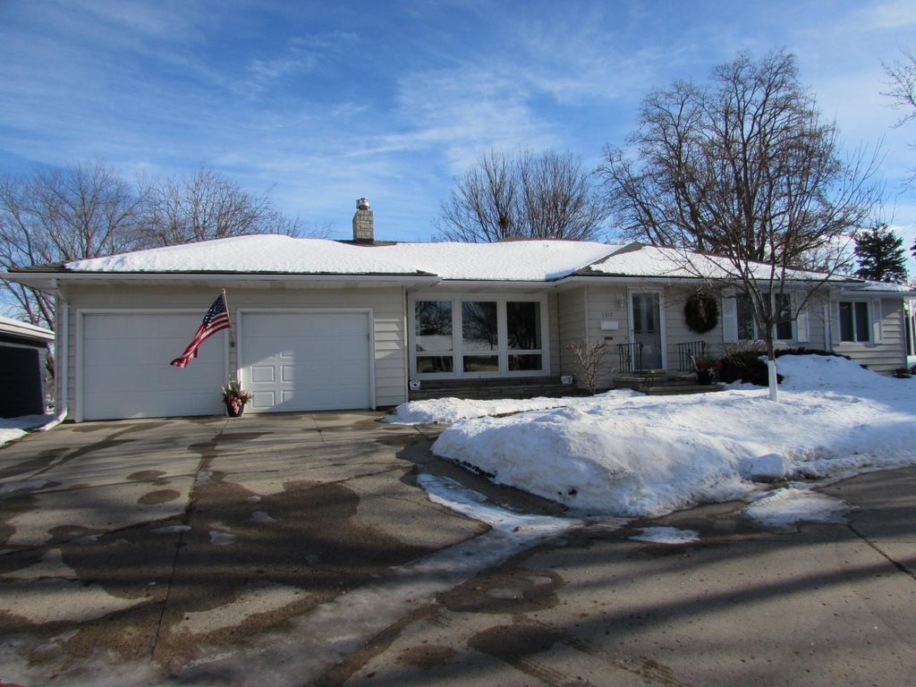 Photo of 1317 Beach Place, Fairmont, MN 56031 (MLS # 6752561)