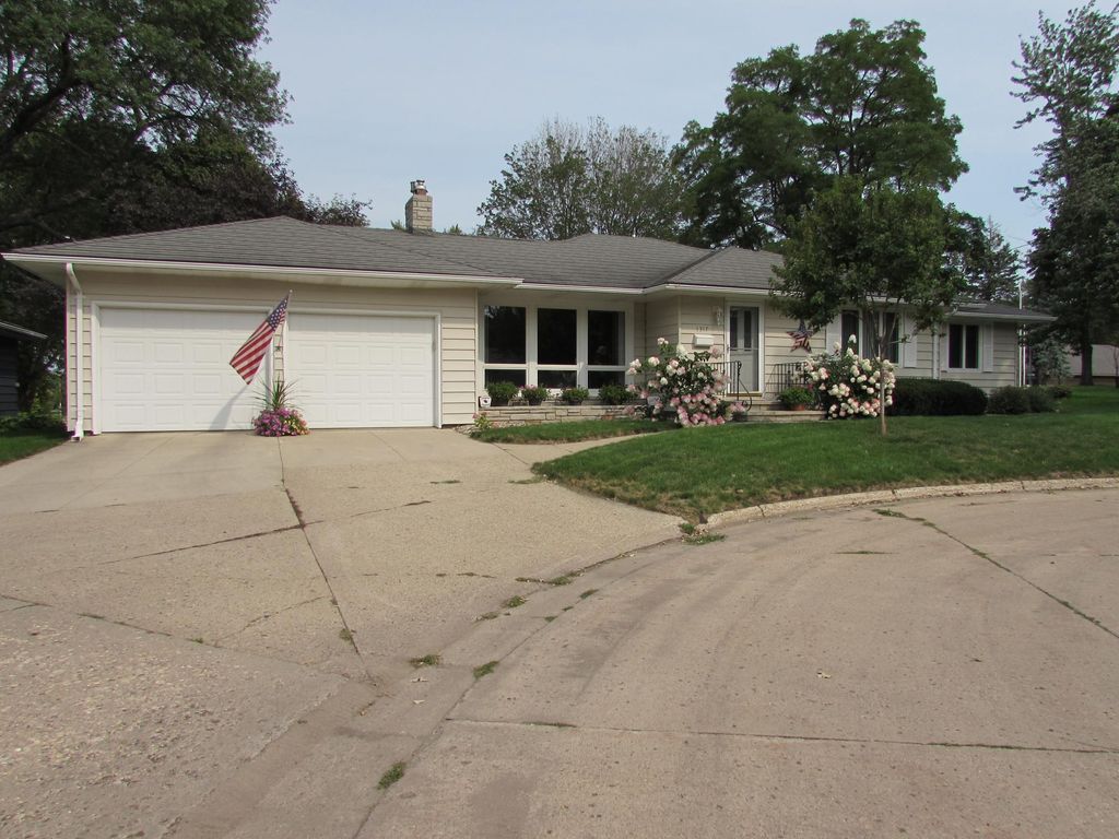 Photo of 1317 Beach Place, Fairmont, MN 56031 (MLS # 6752561)