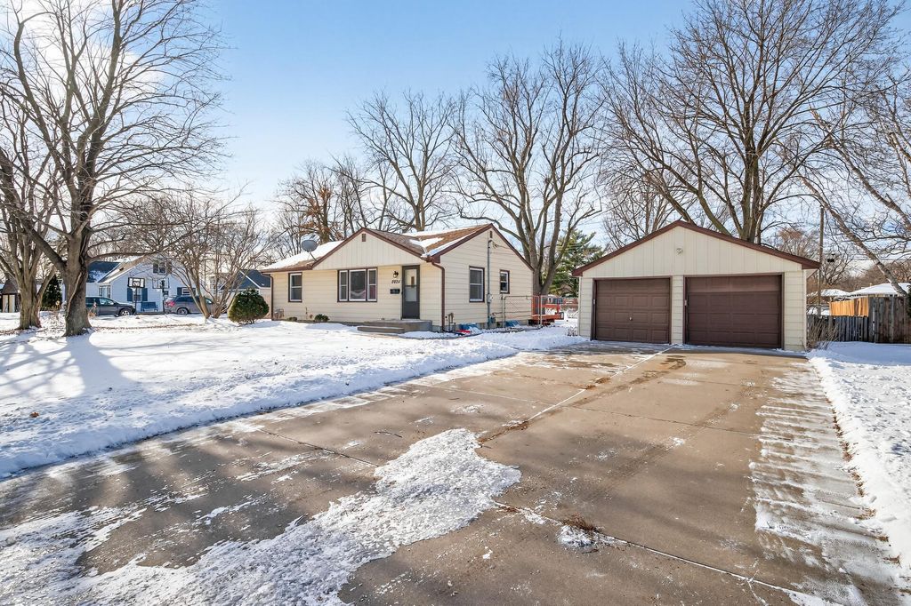 Photo of 8624 Columbus Avenue S, Bloomington, MN 55420 (MLS # 7008907)