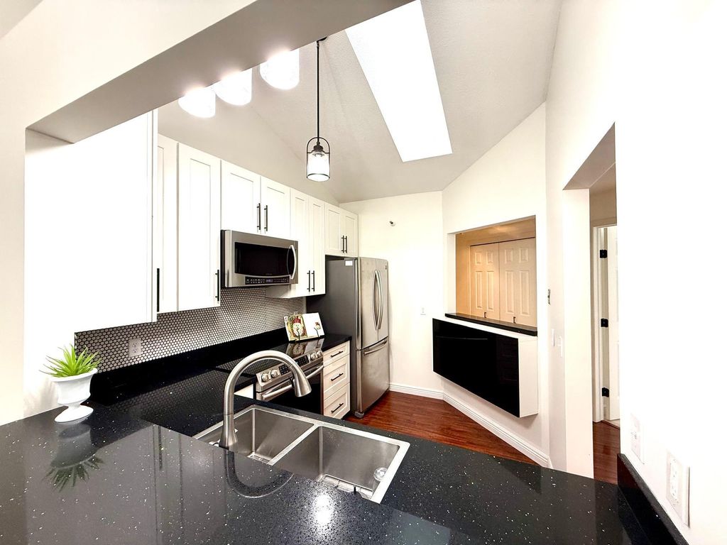 Photo of 7605 Edinborough Way #6314, Edina, MN 55435 (MLS # 7000289)