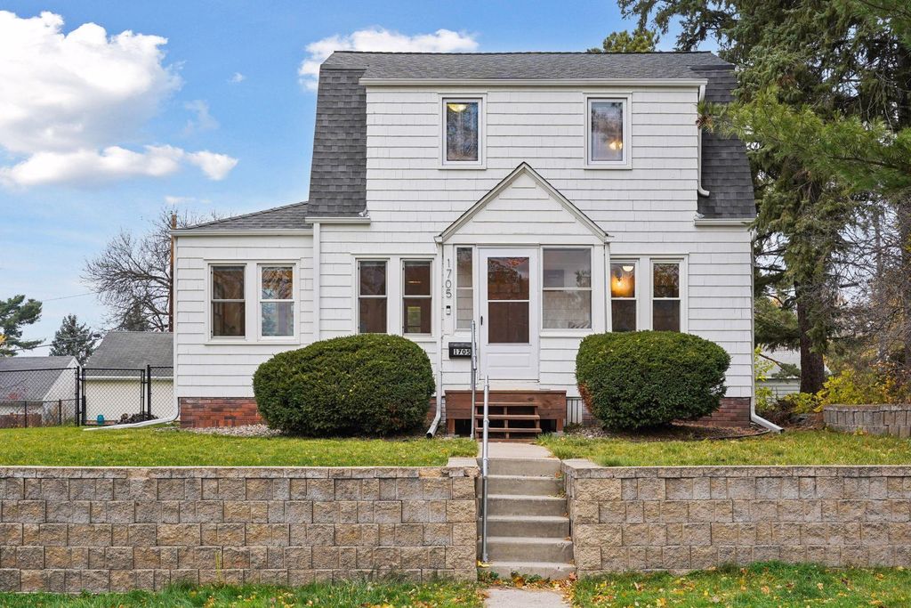 Photo of 1705 Ivy Avenue E, Saint Paul, MN 55106 (MLS # 6826390)