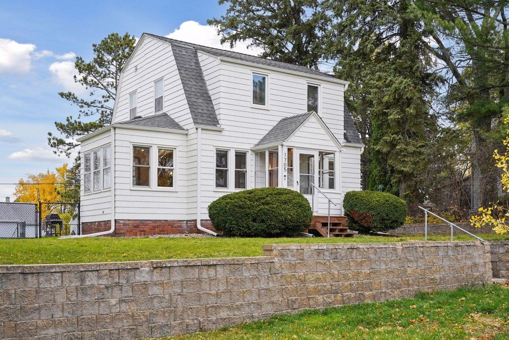 Photo of 1705 Ivy Avenue E, Saint Paul, MN 55106 (MLS # 6826390)