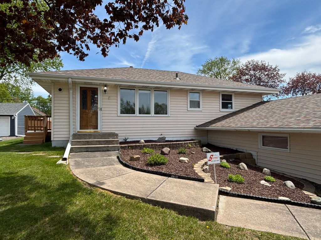 Photo of 139 Greenway Avenue N, Oakdale, MN 55128 (MLS # 7072387)