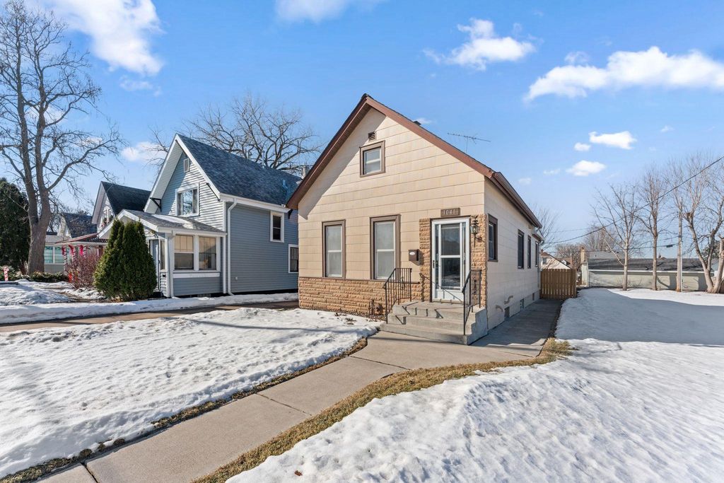 Photo of 1041 Western Avenue N, Saint Paul, MN 55117 (MLS # 7020290)