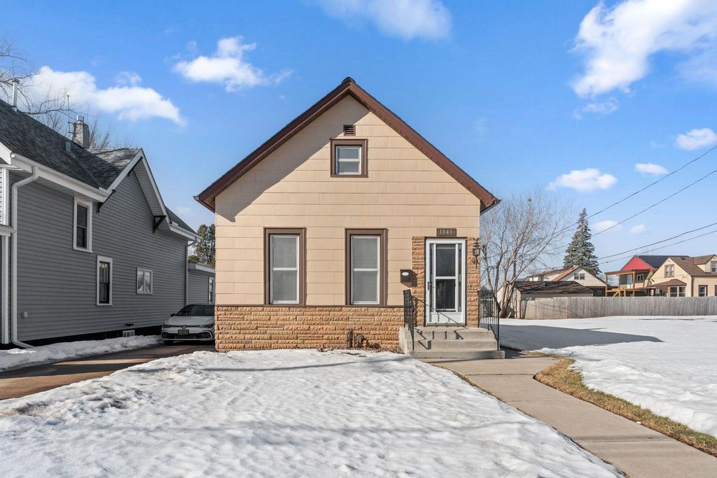 Photo of 1041 Western Avenue N, Saint Paul, MN 55117 (MLS # 7020290)