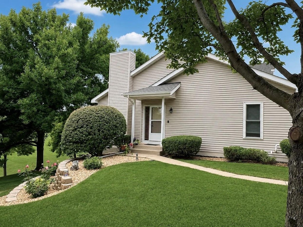 Photo of 10295 Arrowwood Drive, Eden Prairie, MN 55347 (MLS # 7136763)