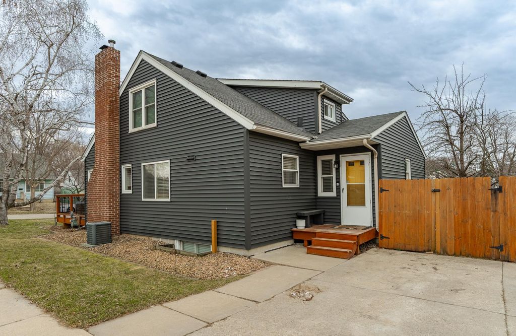 Photo of 1125 6th Avenue NW, Rochester, MN 55901 (MLS # 7045080)