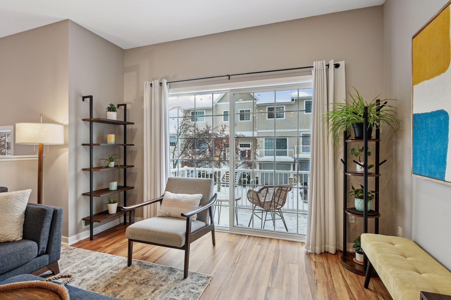 588 Willoughby Way W